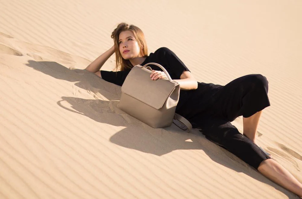woman-holding-minimalist-tote-handbag-in-desert-premium-inspired-fashion