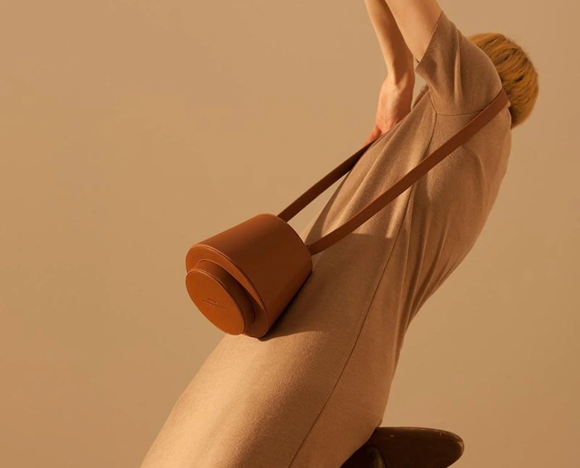 woman-wearing-cylindrical-inspired-crossbody-bag-modern-premium-fashion